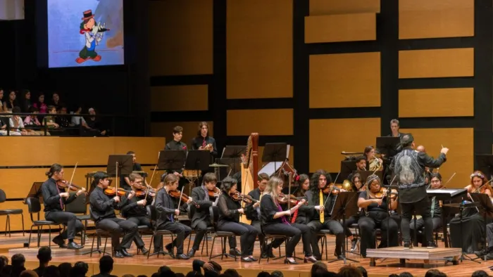 Alunos participantes têm a oportunidade de conhecer o papel do maestro -Foto: Danielle Bayer