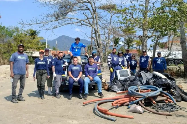 Prefeitura de São Sebastião retira TV e sofá do mangue da Enseada em ação que remove 350 kg de lixo