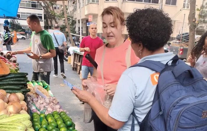 Durante a campanha, são distribuídos panfletos informativos com a presença de técnicos que tiram dúvidas e orientam a população - Divulgação