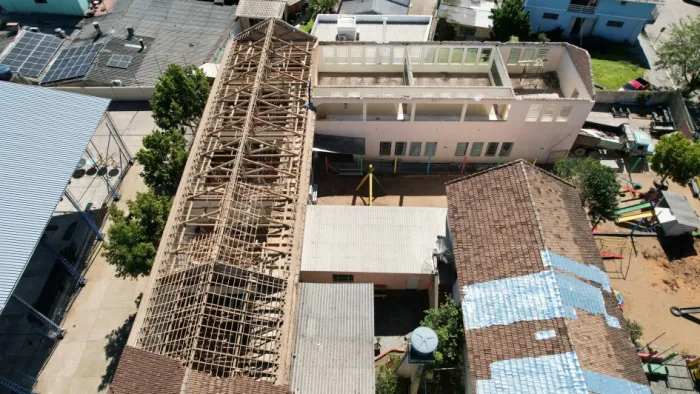 Escola Estadual de Ensino Médio Dom Feliciano, em Dom Feliciano, passa por recuperação do telhado -Foto: Catia Fernanda Oliveira Mutzenberg/SOP