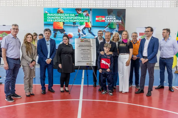 Governo do Estado entrega quadra poliesportiva e anuncia novos investimentos em Benedito Novo