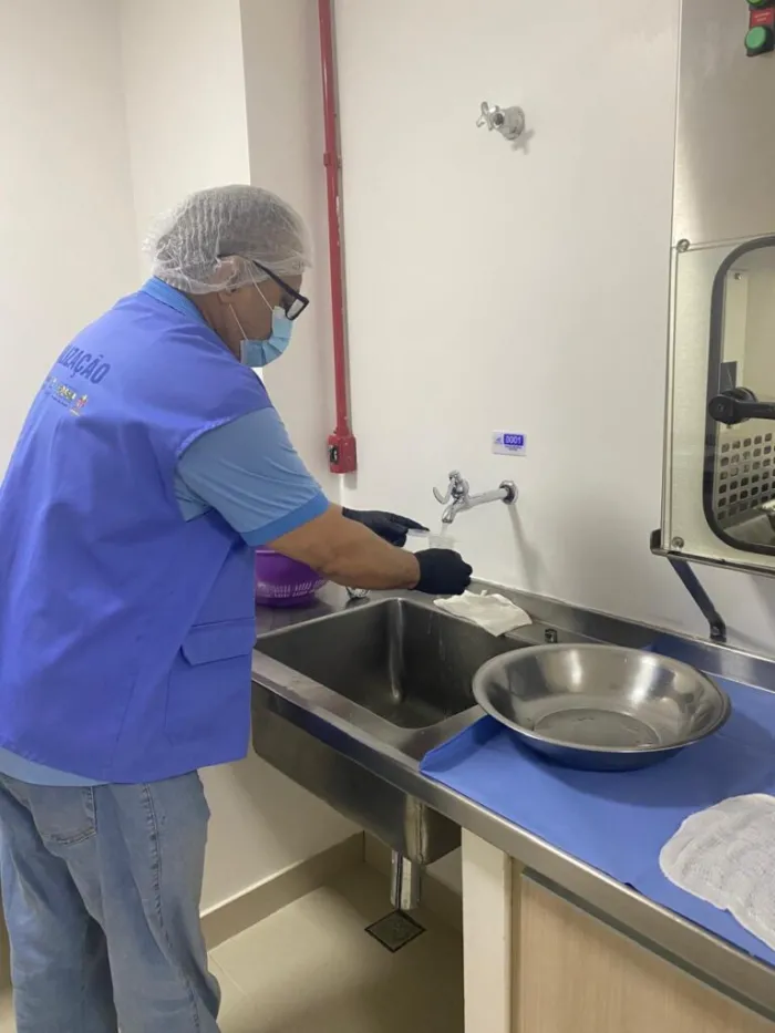 Vigilância Sanitária realiza coleta de amostras de água em clínica de oncologia de Teresina