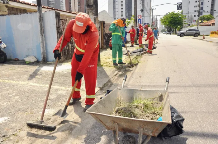 Emlur realiza serviços de roço e capinação em 15 bairros nesta semana