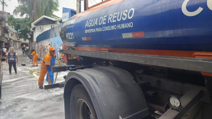 Ação conjunta da Subprefeitura dos Grandes Complexos e Comlurb está concentrada em áreas mais críticas de descarte irregular de lixo - Divulgação