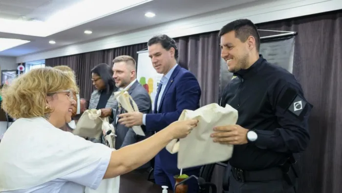 Inscritos no evento receberam material de apoio em ecobag confeccionada com o trabalho de seis apenados -Foto: Rafa Marin/Ascom Polícia Penal