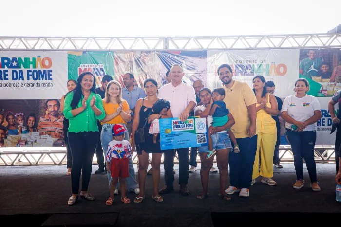 Brandão participa da entrega de cartões do Maranhão Livre da Fome para mais de 700 famílias e lança obra de pavimentação em Barreirinhas