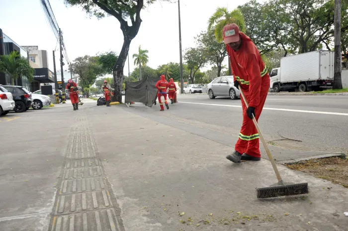 Agentes da Emlur fazem grande ação de limpeza na Avenida Epitácio Pessoa