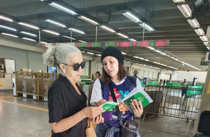 Os agentes distribuíram materiais produzidos pelas equipes de Linguagem Simples dos Centros Municipais de Referência. Foto: Smpd