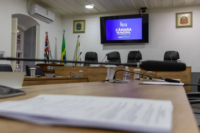 Câmara de São Sebastião realiza sessão com projetos, moções e dez requerimentos na pauta