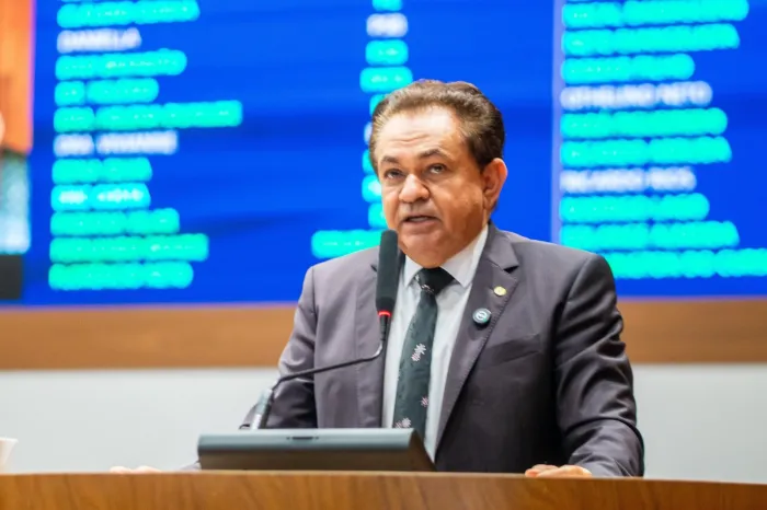 Deputado Antônio Almeida durante discurso na tribuna da Assembleia, na manhã desta terça-feira (16)