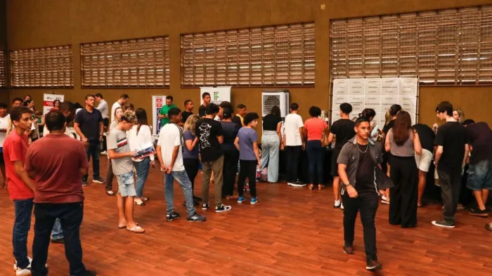 Mutirão conecta jovens e empresas em busca de oportunidades