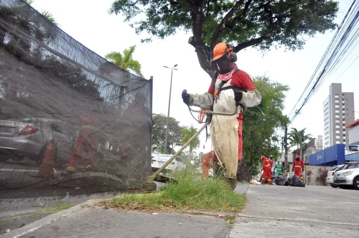 Agentes de limpeza urbana executam serviços de conservação nos bairros de João Pessoa