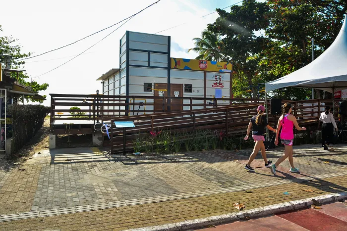 CAT Adaptado no Cabo Branco oferece banheiros ao público PCD e idosos