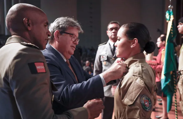 João Azevêdo participa de formatura de 799 novos soldados da PM e Bombeiros e destaca valorização das forças de Segurança