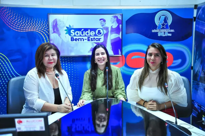 As apresentadoras Marina Sousa e Leda Lima com a endocrinologista Natália Rocha durante o programa, no estúdio da Rádio Assembleia