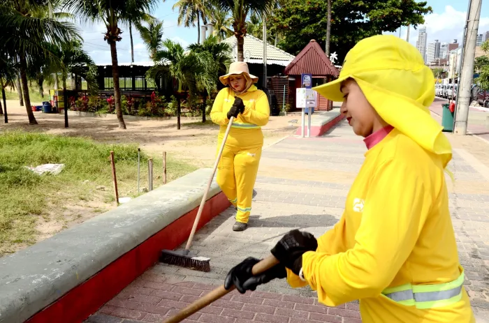 Agentes da Emlur executam serviços diários de limpeza nas praias para preservação do meio ambiente