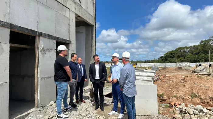 Secretário da Saúde acompanha obras do novo Hospital de Araquari e debate atendimentos especializados
