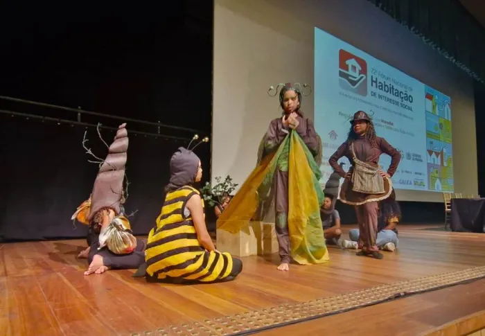 Crianças e adolescentes assistidos pela Prefeitura apresentam peça durante Fórum Nacional de Habitação