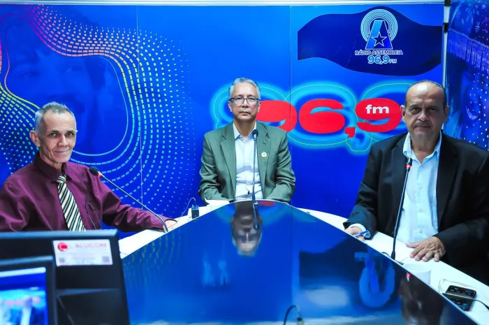 Os radialistas Álvaro Luiz e Henrique Pereira entrevistaram o professor Af Ali Uthant nesta sexta-feira