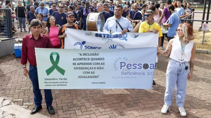 Pessoas com Deficiência caminham pelo calçadão de Rio Preto