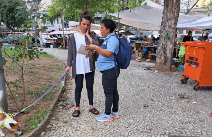 Durante a campanha, são distribuídos panfletos que tiram dúvidas e orientam a população. Foto: Divulgação/Comlurb