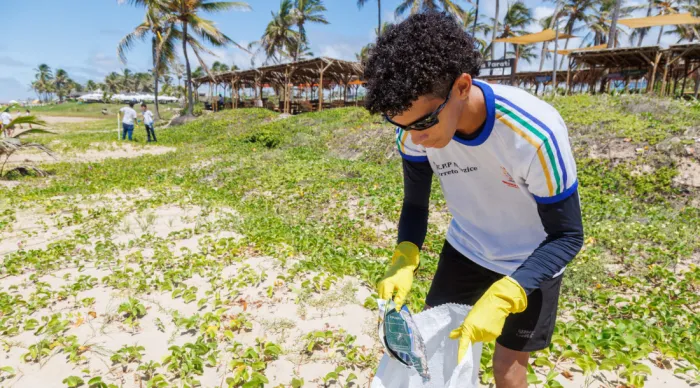 Secretaria de Estado do Meio Ambiente participa de ação de limpeza de praias e educação ambiental