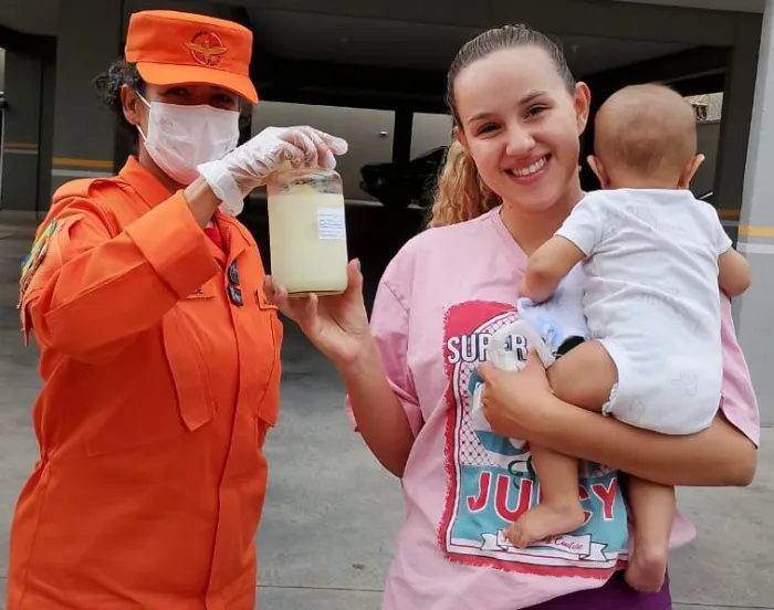 Bombeiras buscam leite materno na casa das doadoras em parceria com Banco de Leite Humano, garantindo alimento a bebês prematuros ou com baixo peso (Foto: SES-GO)