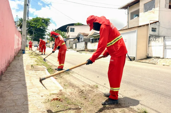 Emlur inicia grande ação de limpeza em vias do Roger e Jardim Treze de Maio