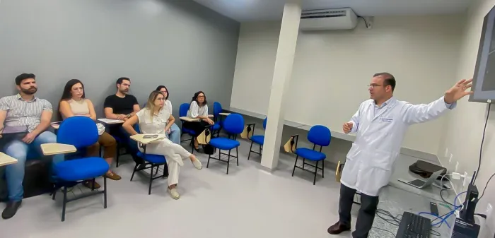 Médicos e residentes da Rede Municipal de Saúde participam de curso sobre AVC no HULW
