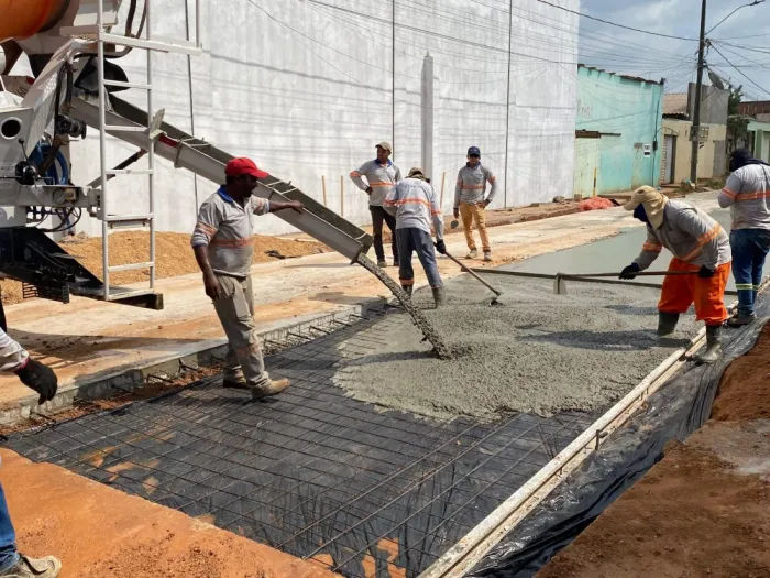Obras: Rua Luiz Gonzaga, no bairro da Paz, recebe pavimentação em concreto armado