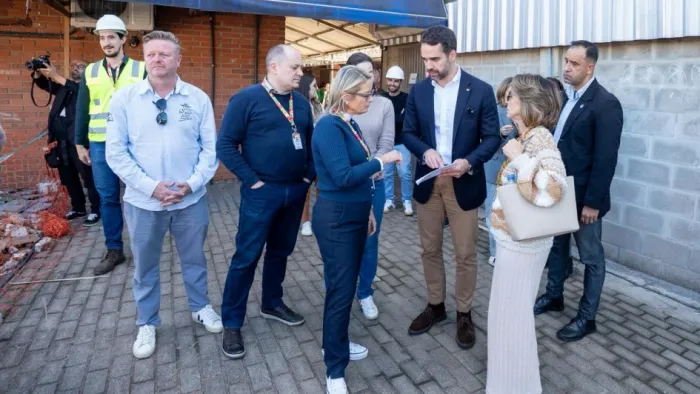 Leite vistoriou as obras na escola acompanhado das secretárias de Obras Públicas, Izabel Matte, e da Educação, Raquel Teixeira -Foto: Maurício Tonetto/Secom
