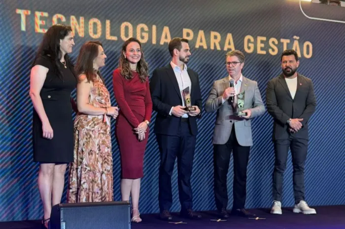 Ao receber premiação concedida pelo Grupo Mídia, titular da SES, Rasível Santos destacou que desenvolvimento constante de novas tecnologias na Saúde é prioridade do Governo de Goiás (Foto: SES-GO)