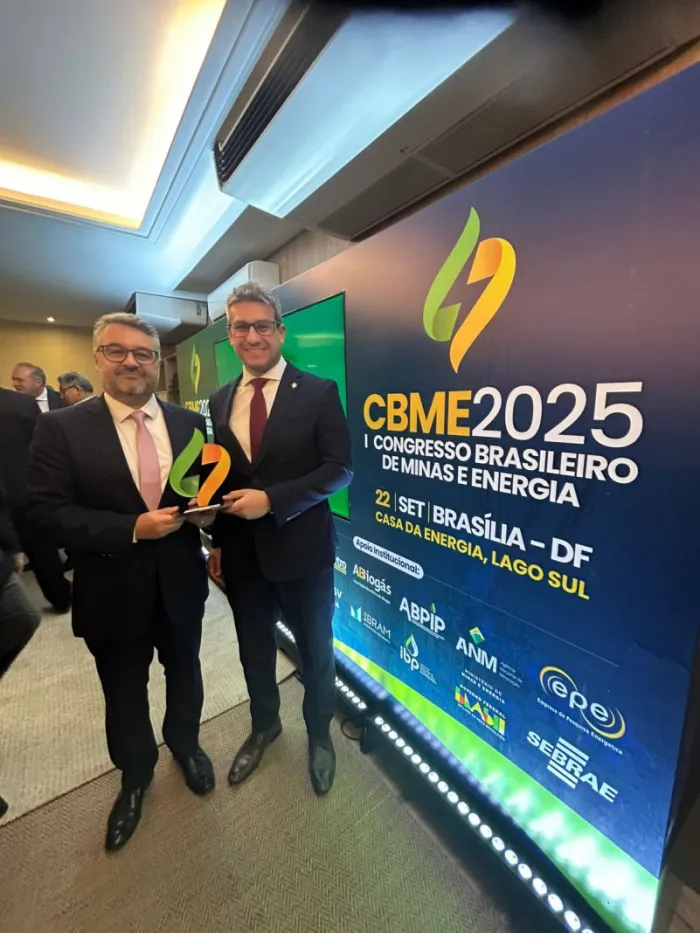 Secretário-adjunto Marcelo Camardelli e diretor de Energia da Sema, Rodrigo Huguenin, recebem troféu em Brasília -Foto: Ascom Sema