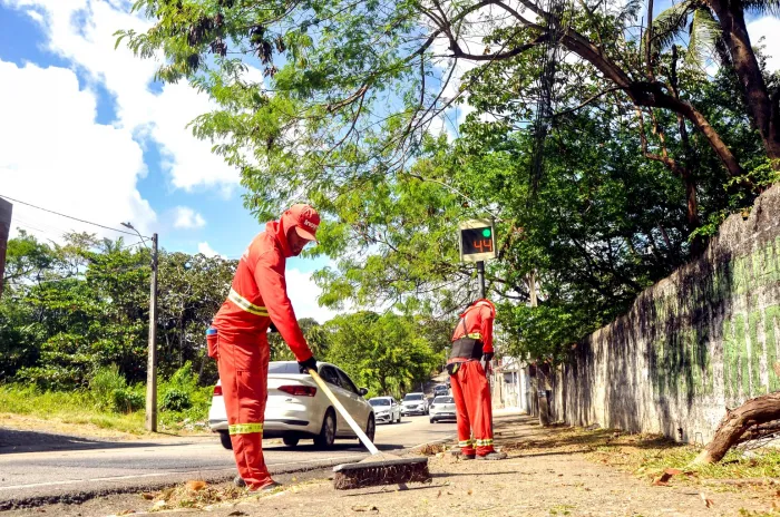 Nove bairros recebem serviços de roço e capinação executados pela Emlur