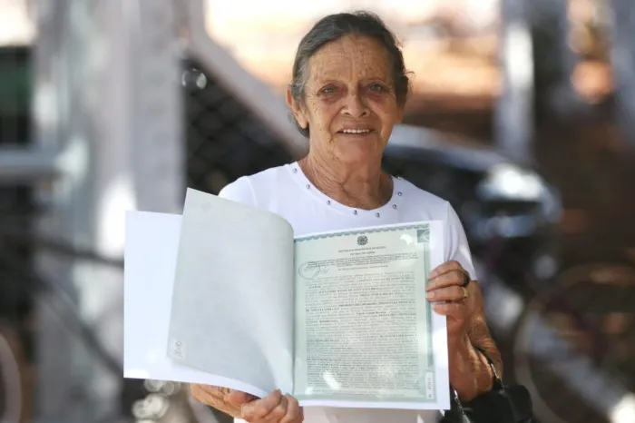 Dona Divina, de Gouvelândia: sonho da casa própria realizado e escritura na mão (Foto: Edgard Soares e Octacílio Queiroz)