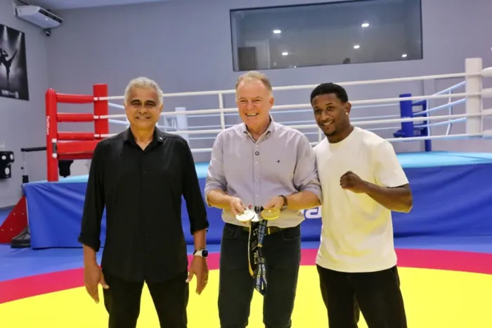 Vice-campeão mundial de boxe, capixaba Yuri Falcão conhece ginásio de Lutas da Sesport