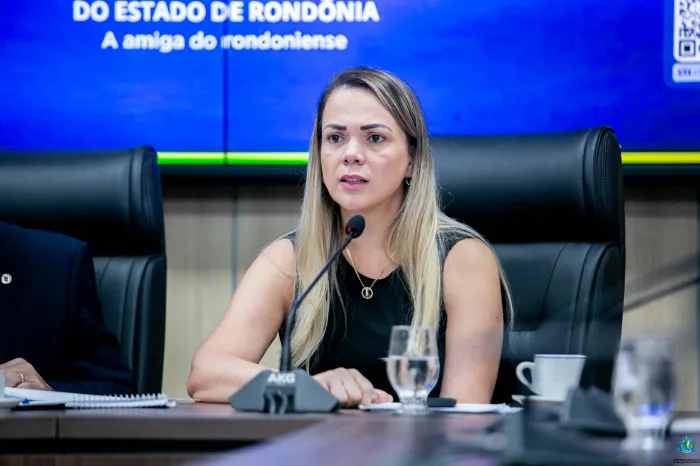 Seduc recebe pedido de Cláudia de Jesus para promover palestras sobre violência contra a mulher