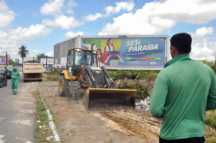 Coleta mecanizada da Emlur recolhe resíduos descartados irregularmente em sete bairros