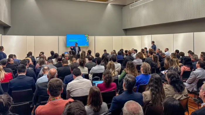 Durante oficina foi apresentada cartilha organizada pela SPGG com orientações para encaminhamento de emendas ao PLOA 2026 -Foto: Daniele Machado/Ascom SPGG