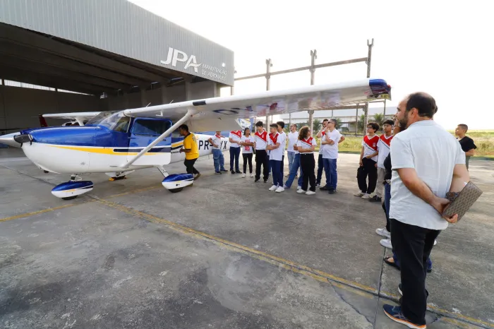 Secretaria de Educação promove atividade de campo para alunos aprenderem sobre aviação