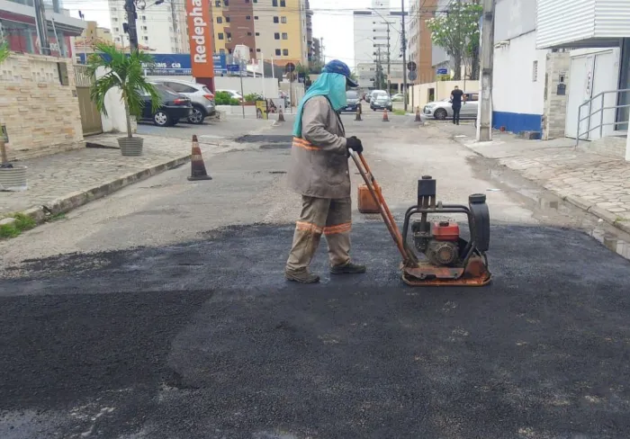 Seinfra encerra a semana com serviços da Operação Tapa-buraco em 40 bairros da Capital