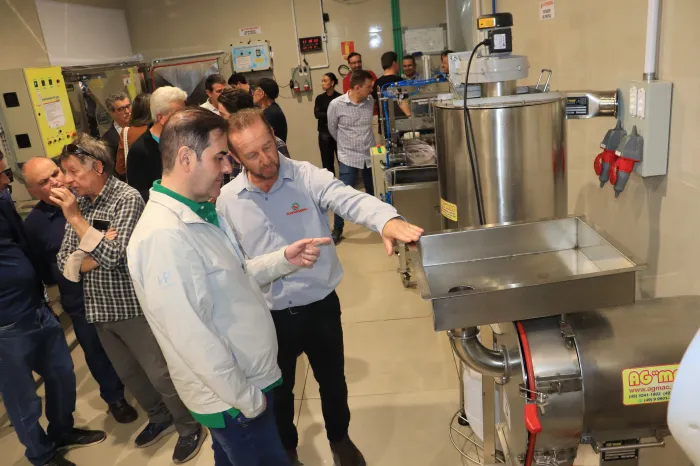 Transformando resíduos em valor: cooperativa amplia oferta de produtos da maçã com apoio do Estado