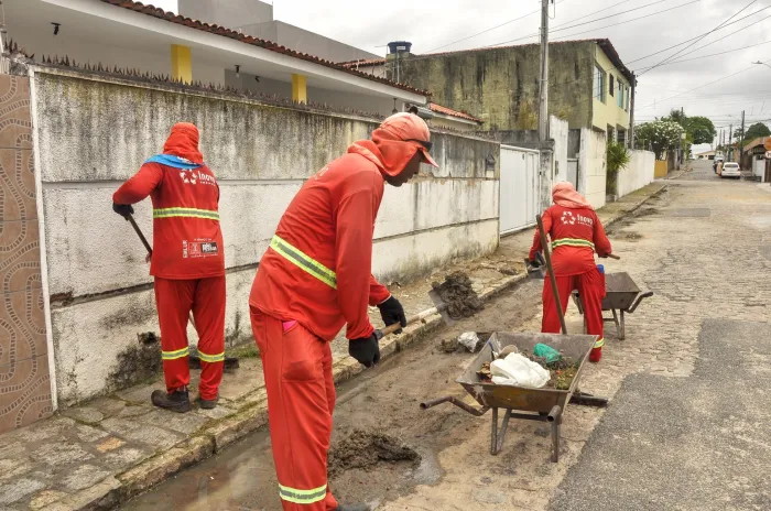 Serviços de roço e capinação executados pela Emlur contemplam 17 bairros