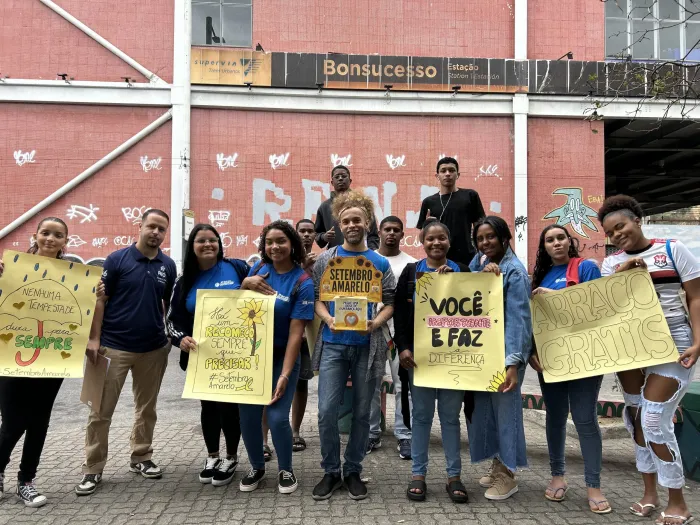 Além dos cartazes, os jovens levam caixas de mensagens com palavras positivas de incentivo. Foto: JUVRIio/Divulgação
