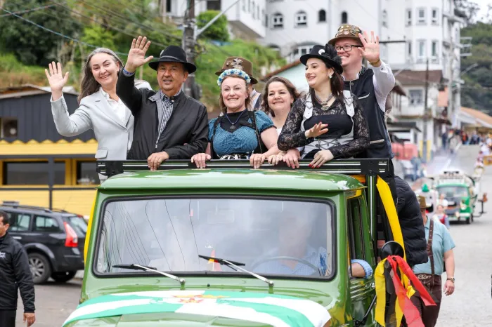 Governador Jorginho Mello participa da 21ª Oktobertanz em São Pedro de Alcântara