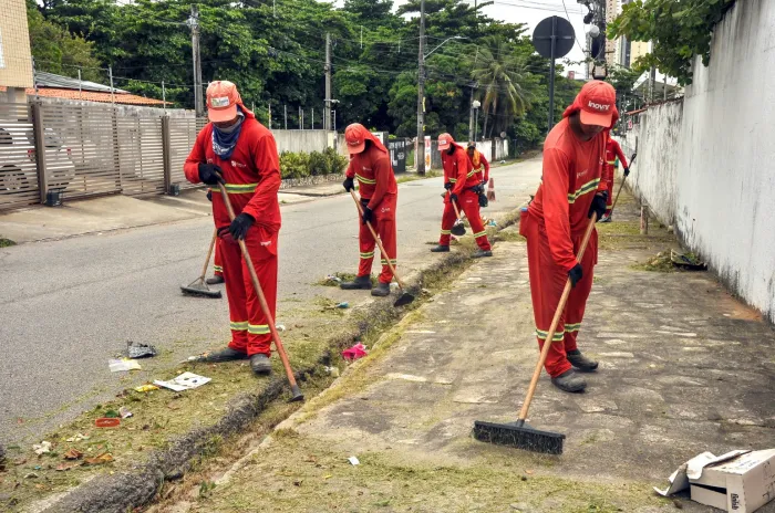Emlur atende mais de 20 bairros com serviços de conservação e coleta, nesta segunda-feira