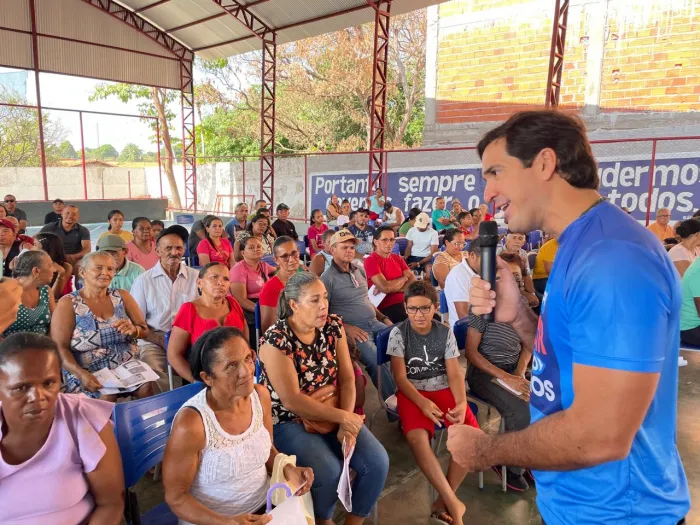 O presidente da AGEMLESTE, Gabriel Tenório, conversa com a população que se dirigiu ao mutirão. Foto: Assessoria.