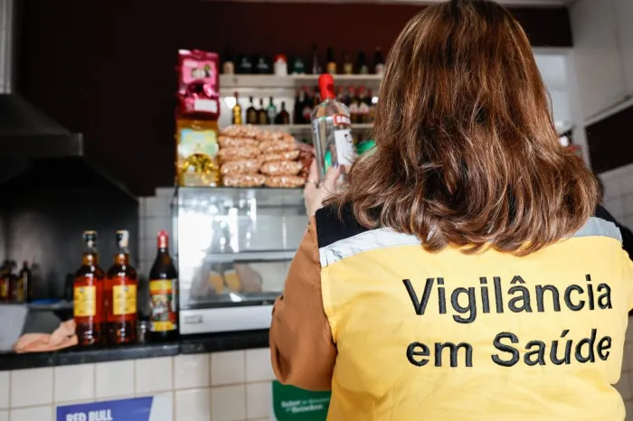 Força-tarefa do Governo de SP fiscaliza comércios suspeitos de vender bebidas adulteradas