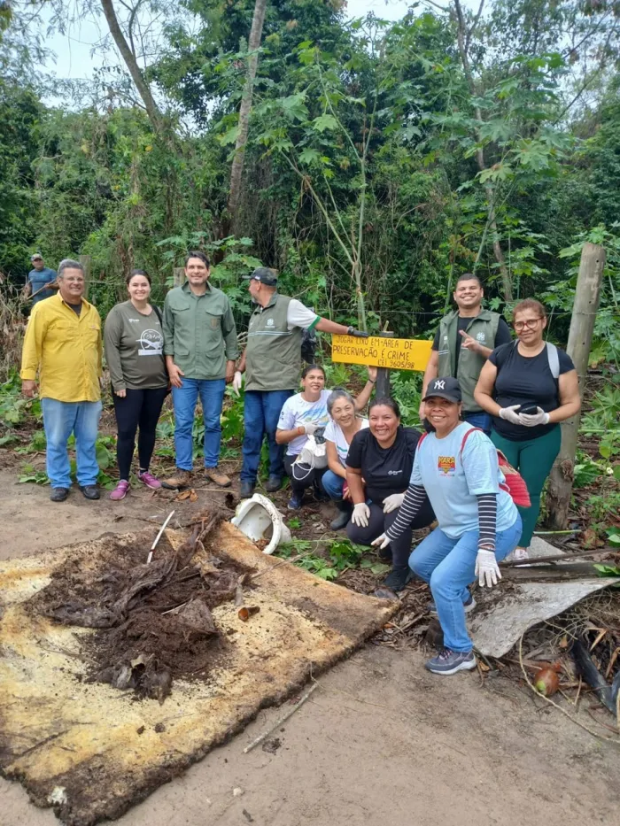 Voluntários participam de ação de limpeza no Parque Estadual de Itaúnas