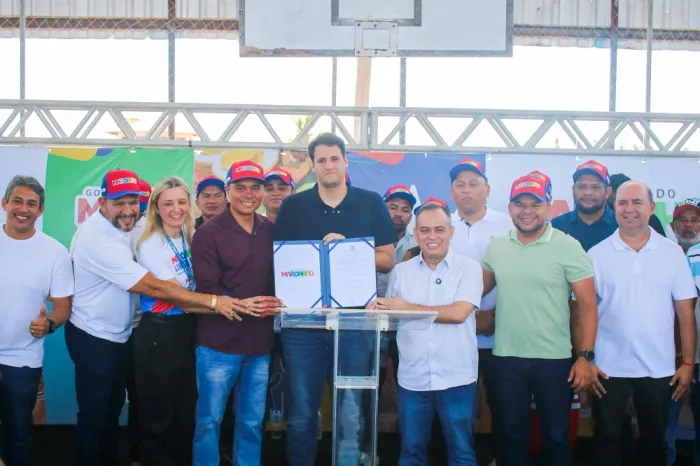 Catulé Júnior com secretário Orleans Brandão e outras autoridades durante entrega de serviços públicos em Humberto de Campos